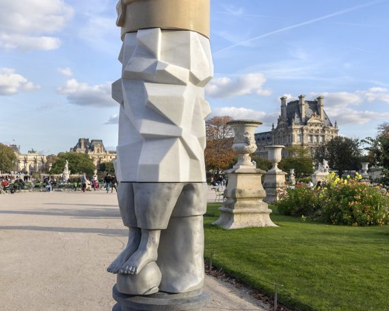 Achronie 25, detail d'un élément en marbre d'angola et d'un élément en aluminium, sculpture exposée au jardin des tuileries à Paris.