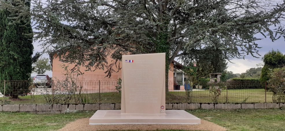 Monument commémoratif John Newman, en pierre de Hauteville, gravure réalisée manuellement