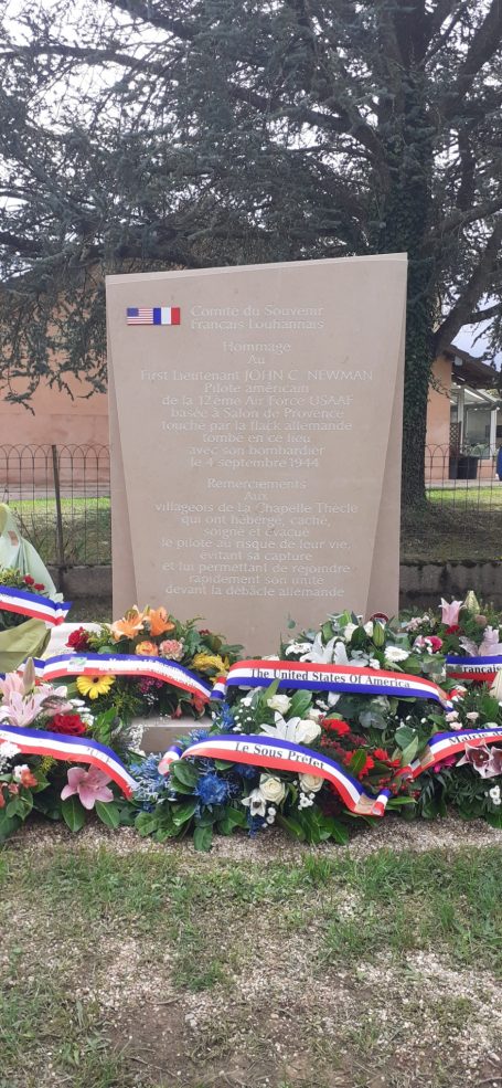 Monument commémoratif John Newman, en pierre d'Hauteville, gravure réalisée manuellement.