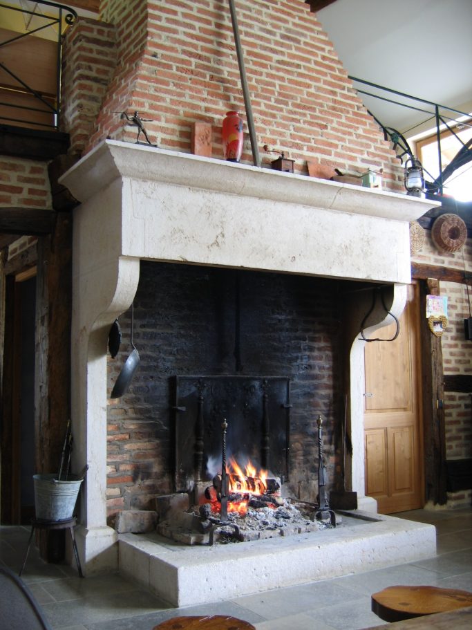 Cheminée style Louis XIII en pierre de Comblanchien, bouchardée, ciselée et vieillie