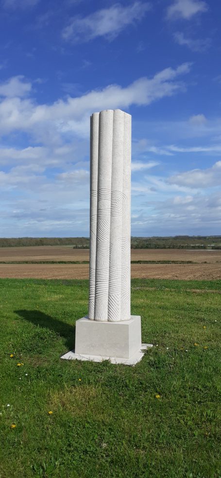 Colonne fasciculée avec motifs néolithique inspiré de Gavrinis