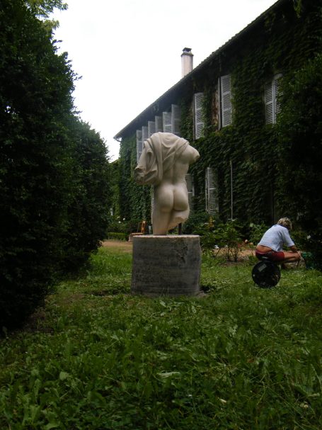 Torse en pierre de Bourgogne, monumental.