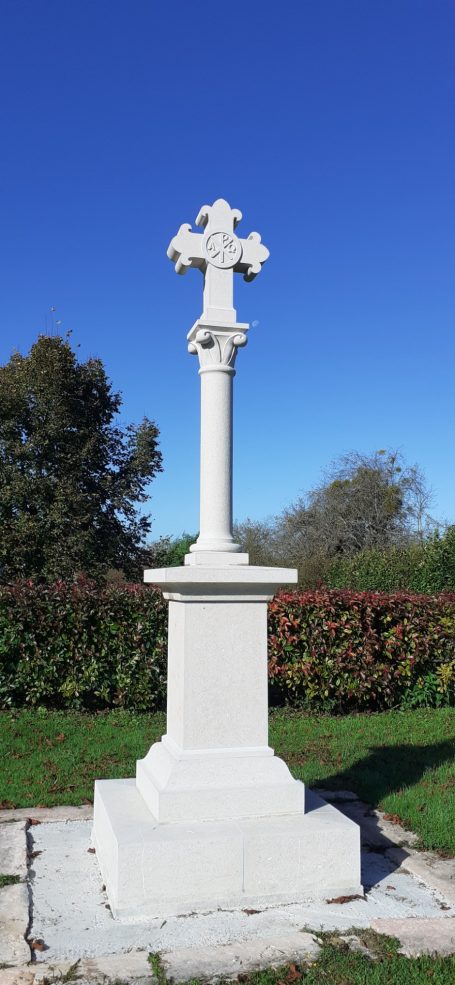 Croix de chemin en pierre de Comblanchien, monument refait intégralement.