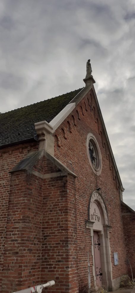 Restauration des couvertine de l'église de Montpont en Bresse en pierre de Massangis.